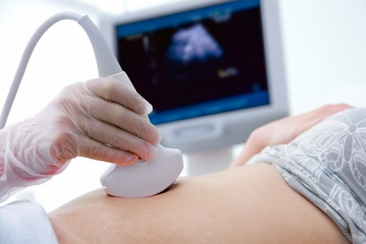 Kobieta robi badanie USG przed porodem fizjologiznym